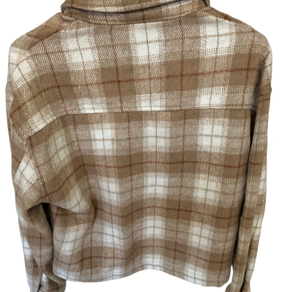 Woman’s size small Love Tree by Pink Lily cropped Shacket - Picture 4 of 6